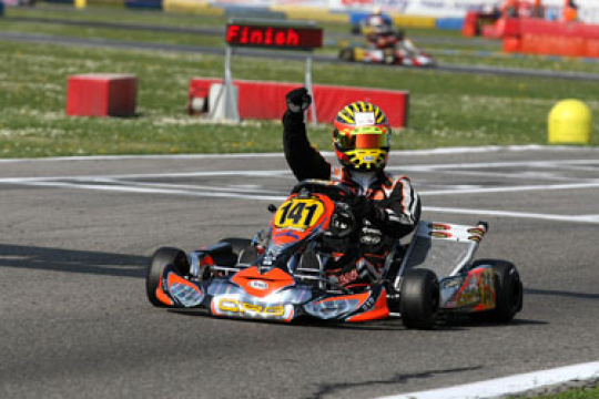 CRG-MAXTER VINCE IL TITOLO IN KZ2 CON LENNOX NELLA WSK MASTER SERIES. TIENE (CRG-BMB) VICECAMPIONE IN KF2. DOPPIETTA DI PEX E FEDERER NELL’ULTIMA PROVA IN KZ1.